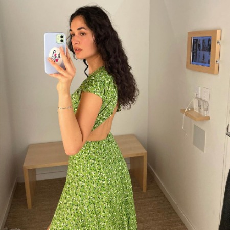 Scarlett Schoeffling is the sister of Zane Schoeffling. 